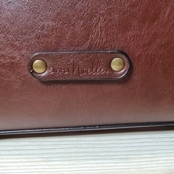 EUC Simply Noelle Crossbody Bag - Picture 3 of 9